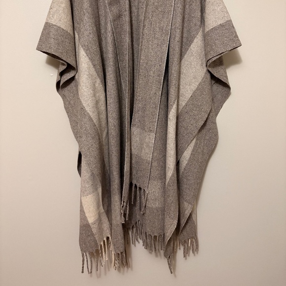 Wool poncho - Picture 2 of 2